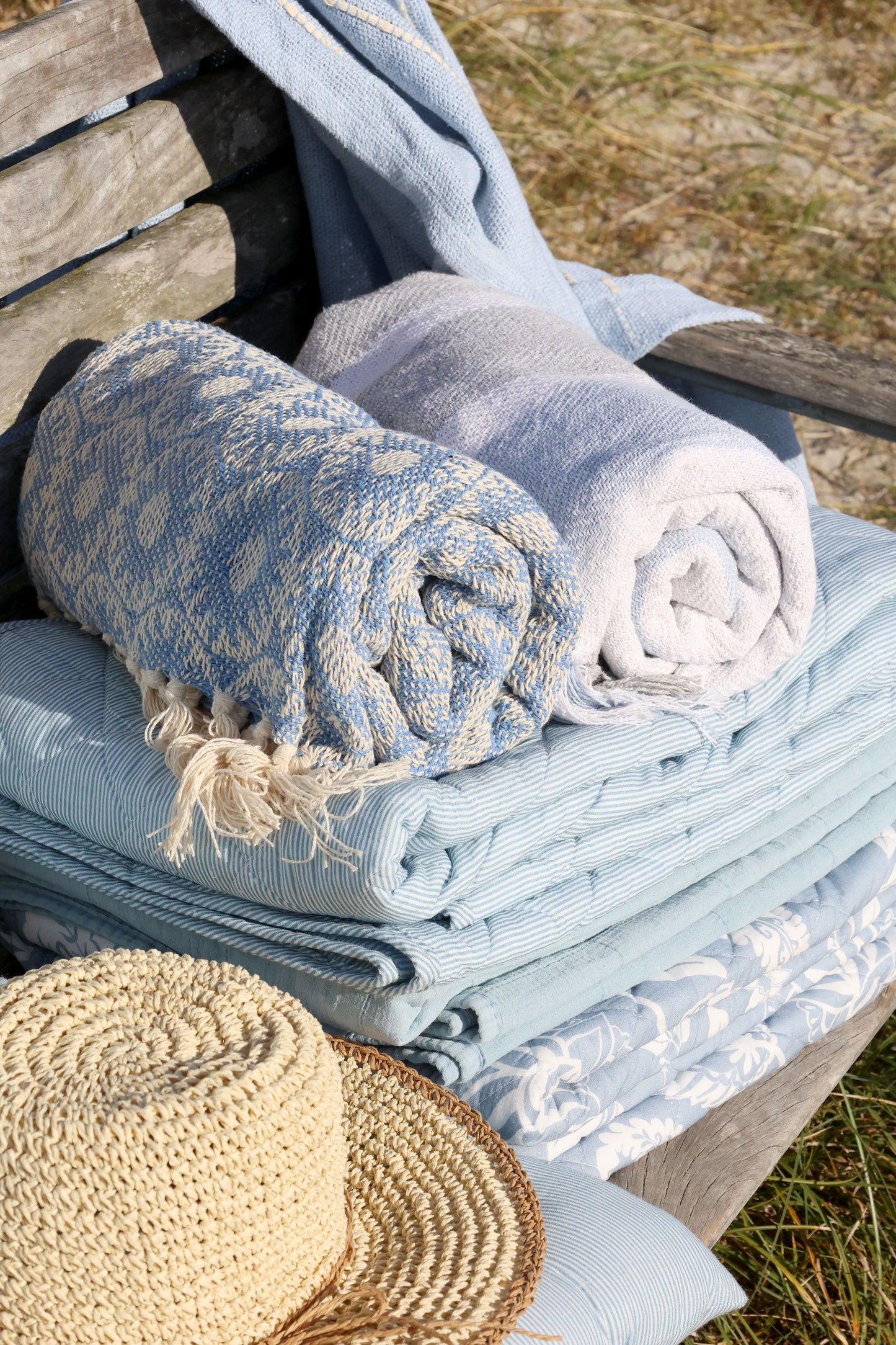 Quilt m. blomstermønster - lyseblå og hvid