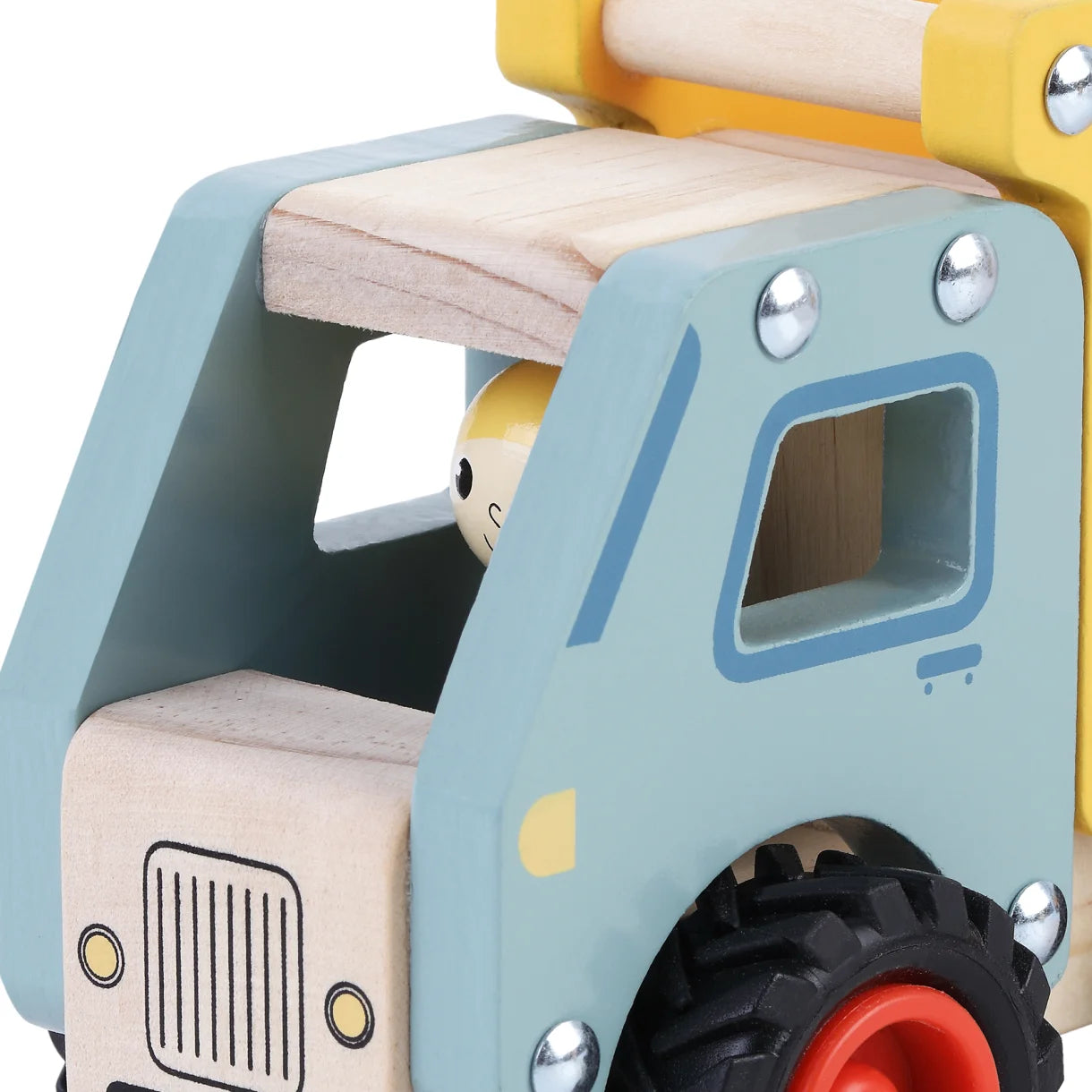 Lastbil med tip i træ