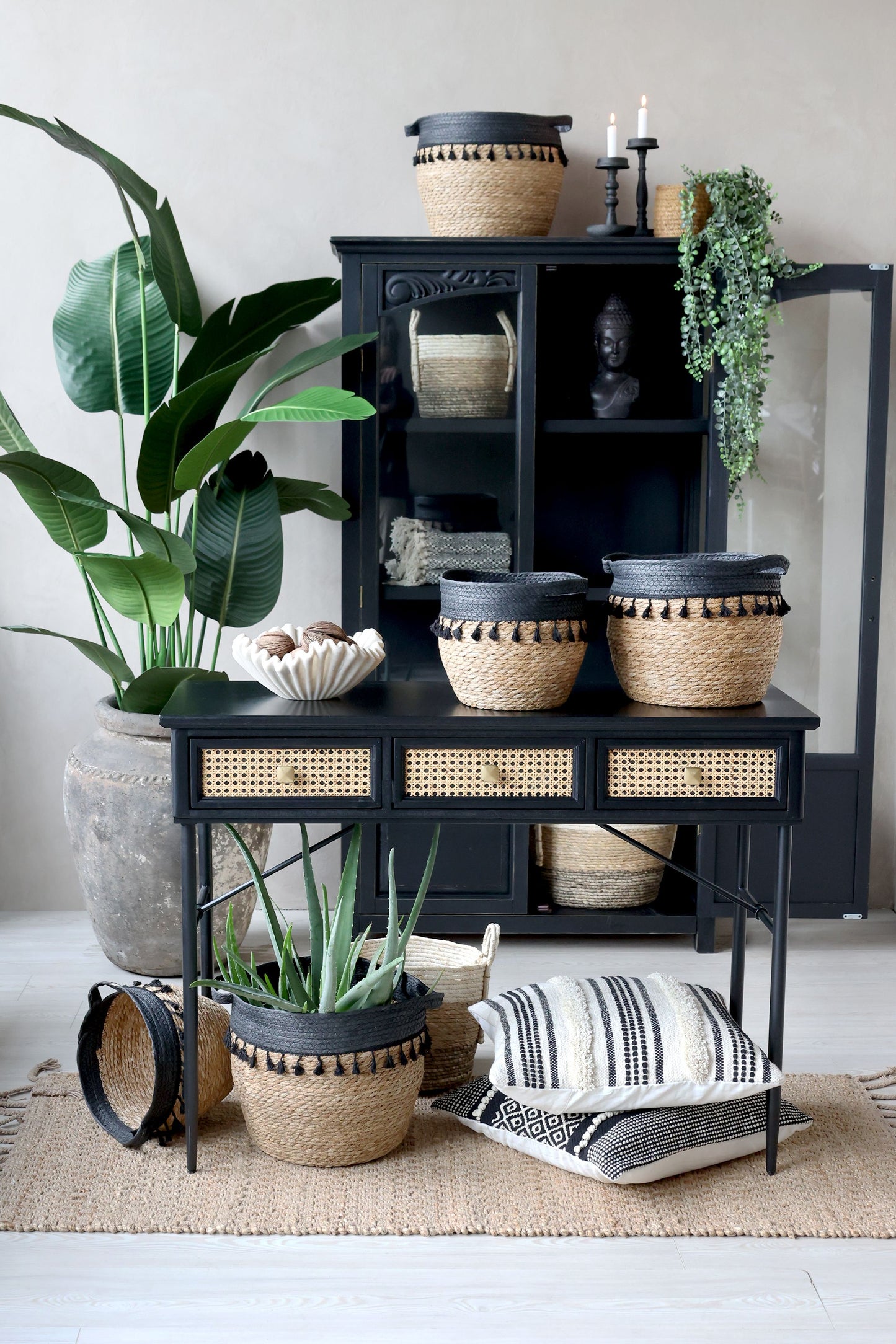 Kurv m. sorte frynser