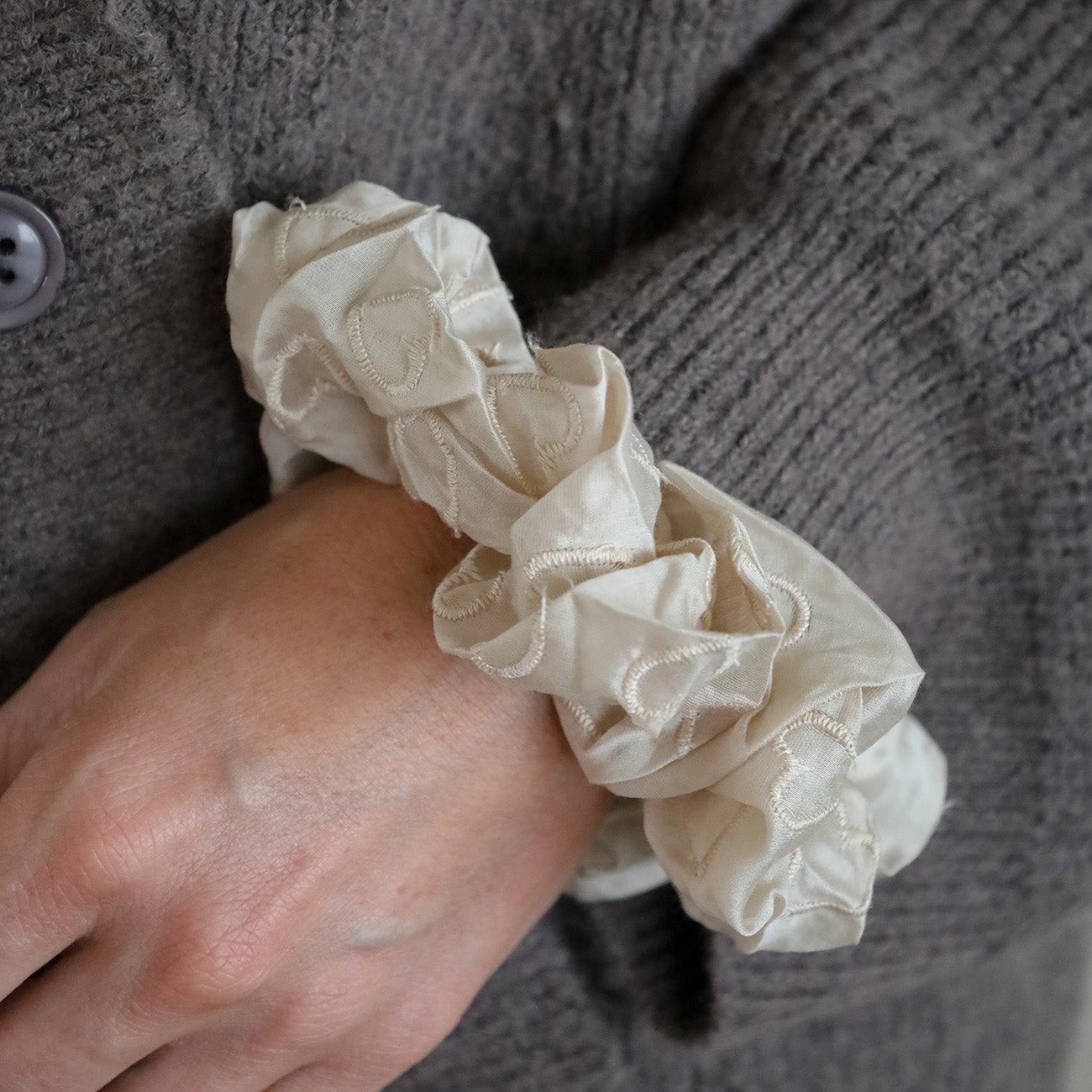 Scrunchie m hjerter beige - Manuella