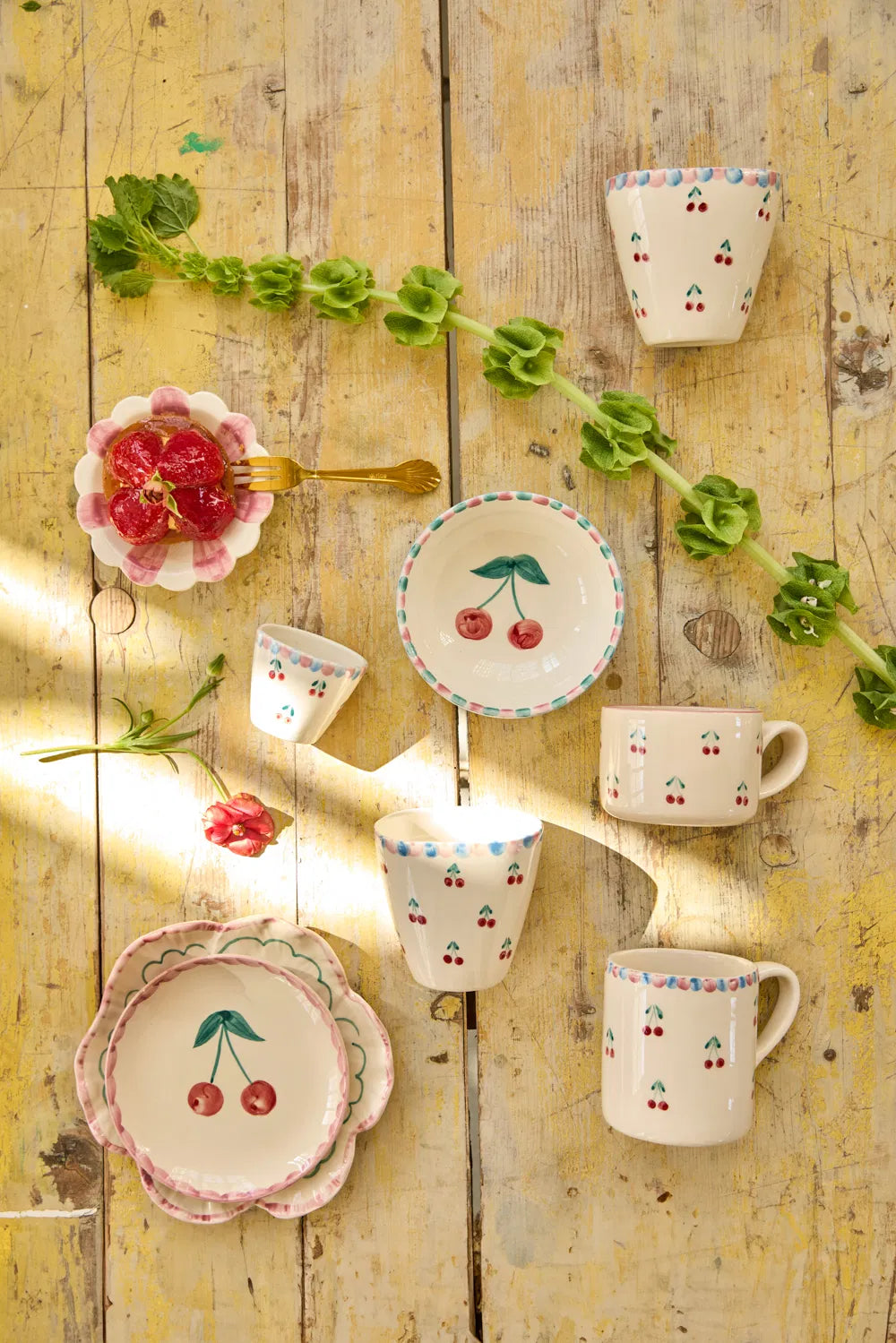 Rice Oval Keramik Kop - Off White - Hand-painted Cherries