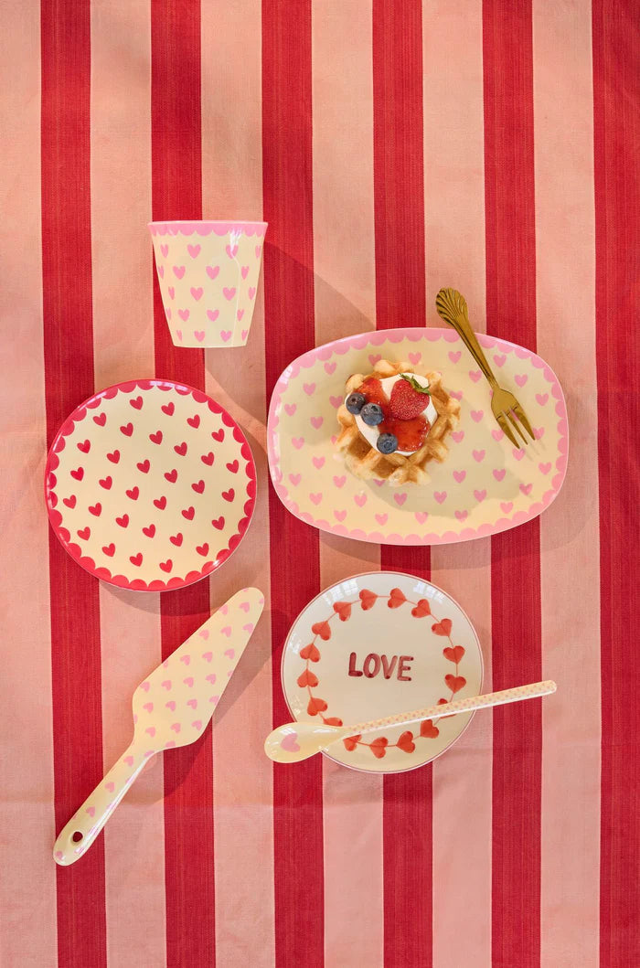 Rice Lille Rektangulær Sidetallerken - pink - Favorite Hearts Print