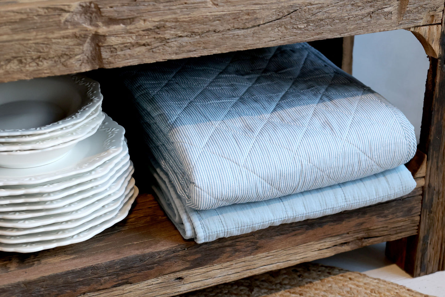 Quilt m. mælkedrengestriber - blå