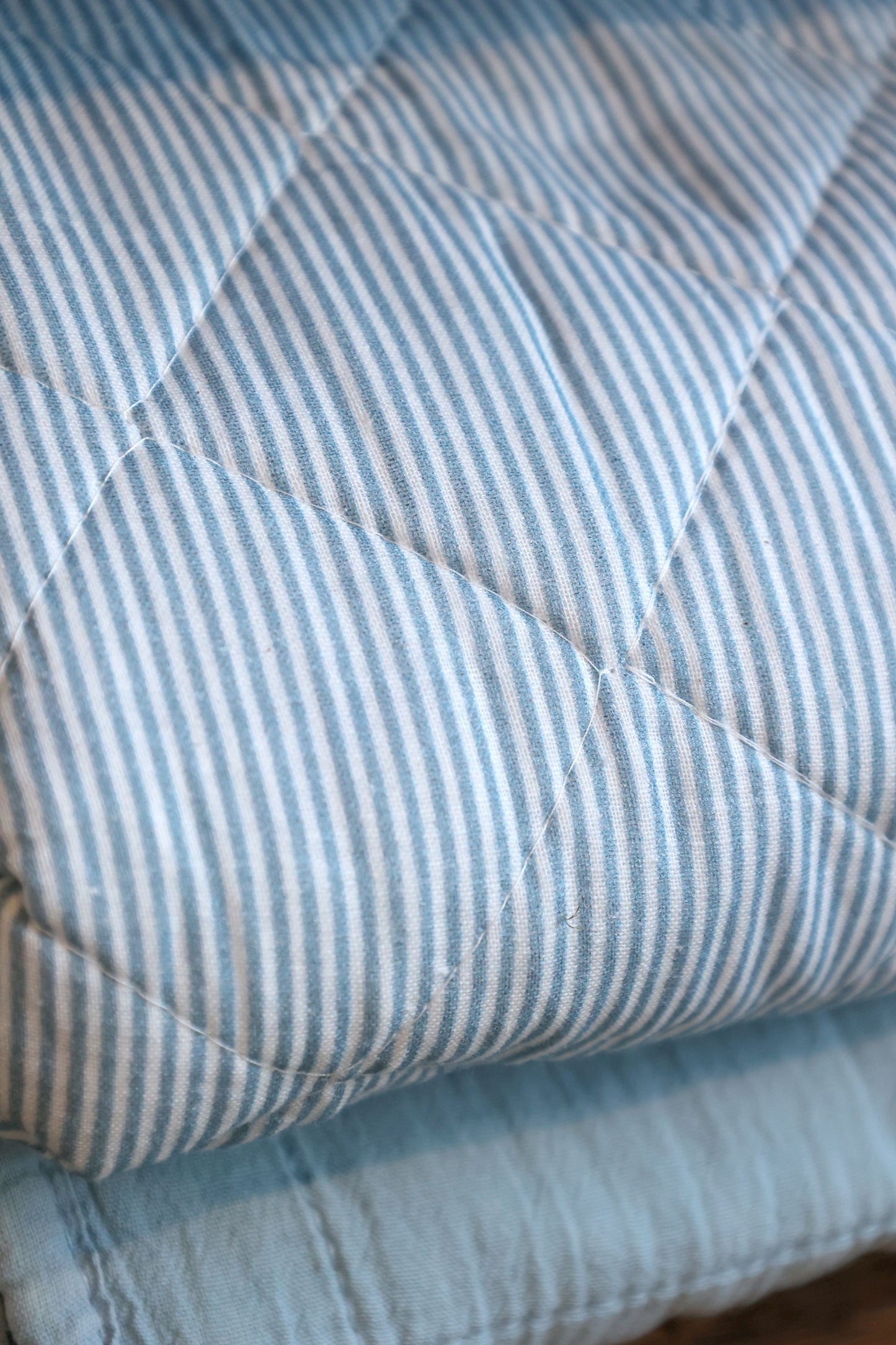 Quilt m. mælkedrengestriber - blå