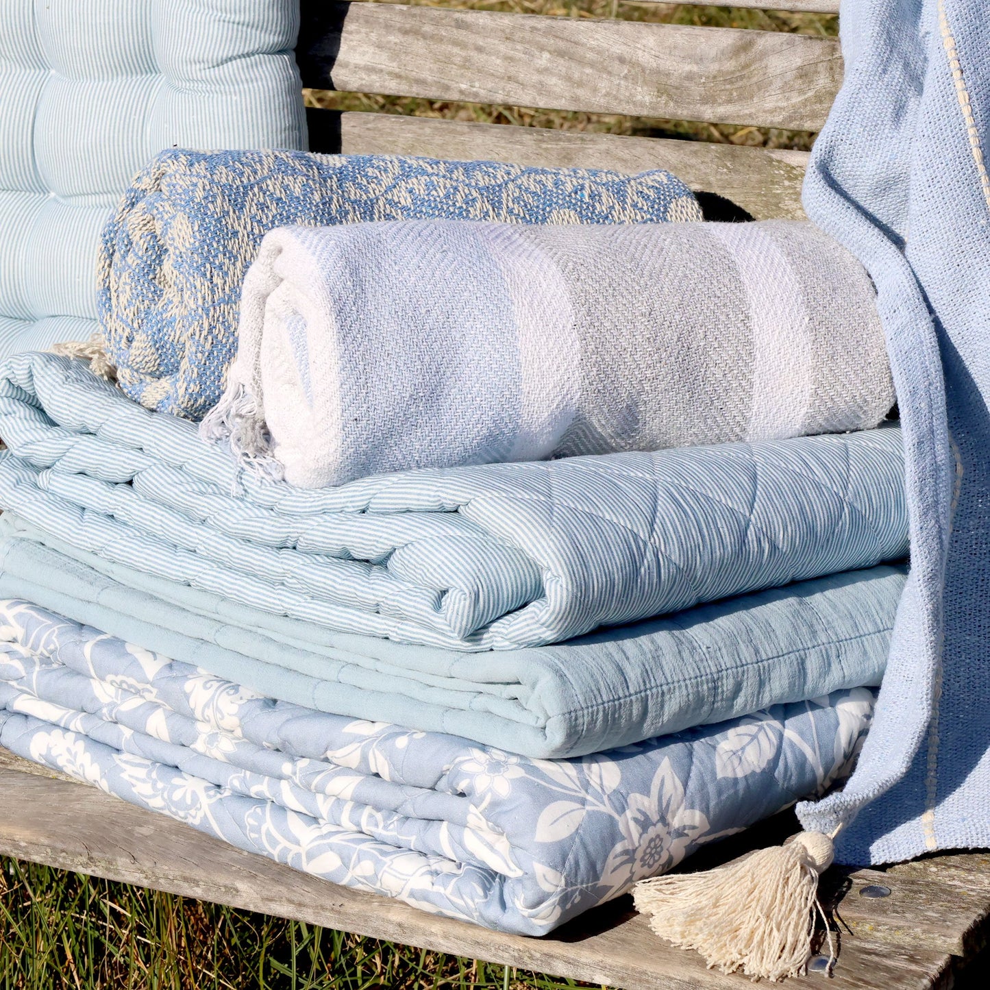 Quilt m. blomstermønster - lyseblå og hvid