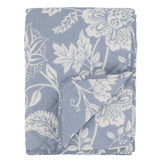 Quilt m. blomstermønster - lyseblå og hvid