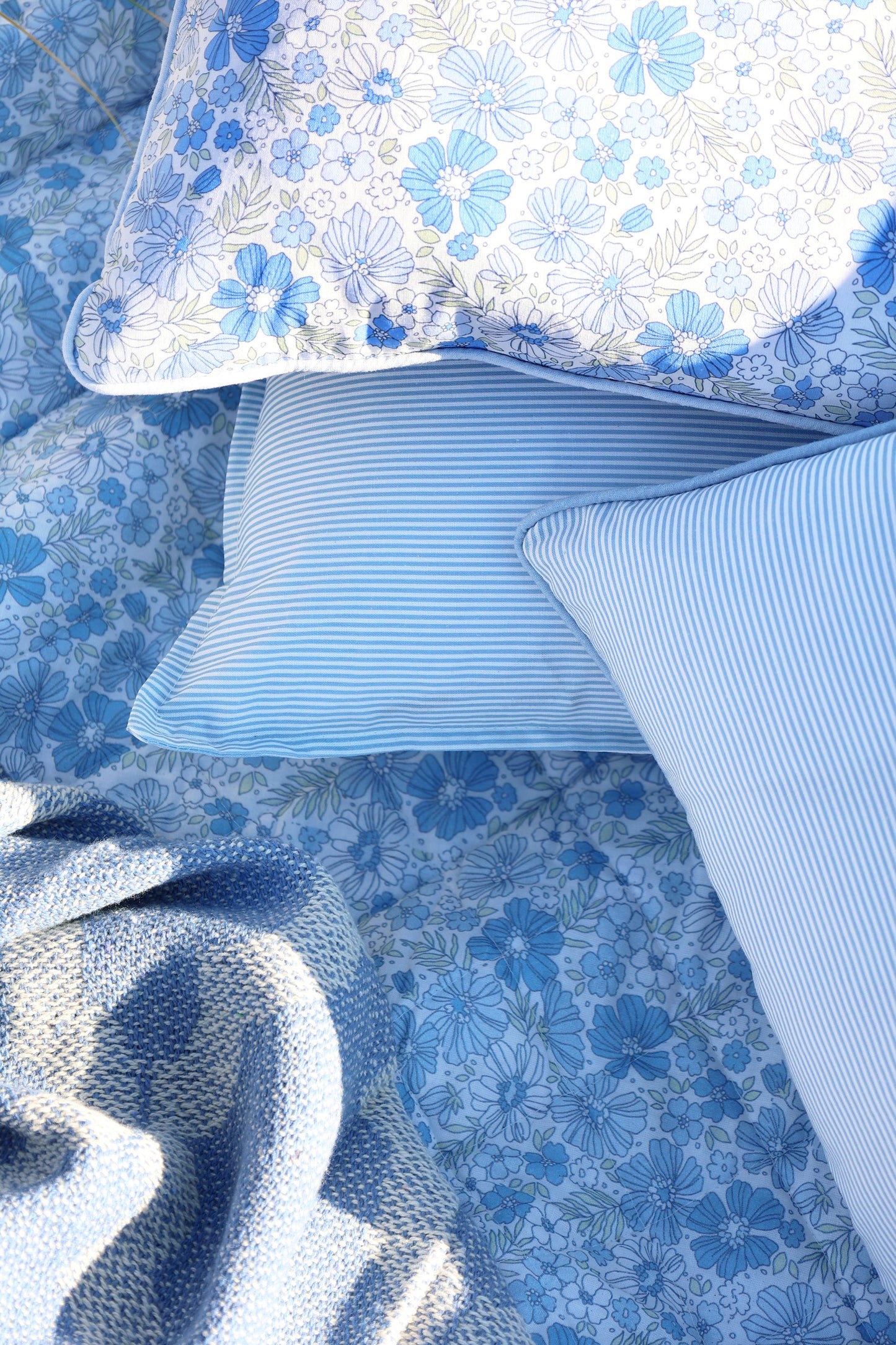 Quilt m. blomstermønster - blå nuancer