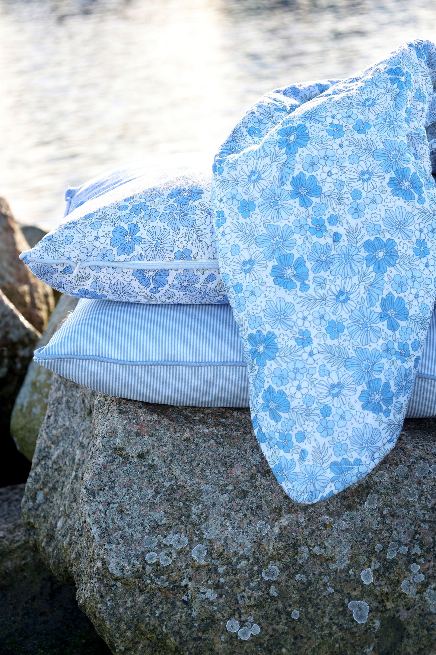 Quilt m. blomstermønster - blå nuancer