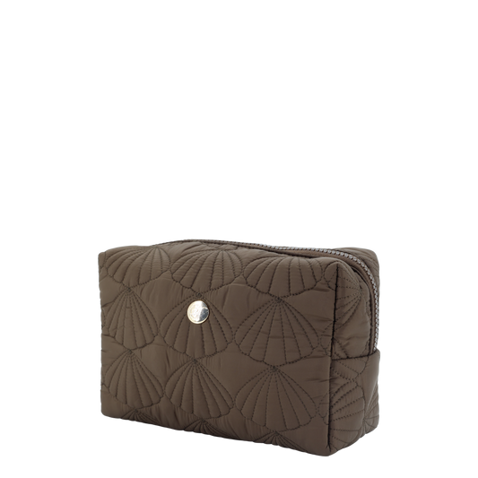 Toilettaske m. quiltet muslingemønster - Coffee - H 15 × L 20 × B 8 cm