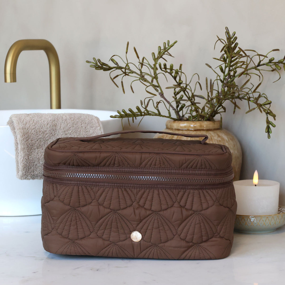 Toilettaske m. quiltet muslingemønster - Coffee - H17/L27/B17 cm