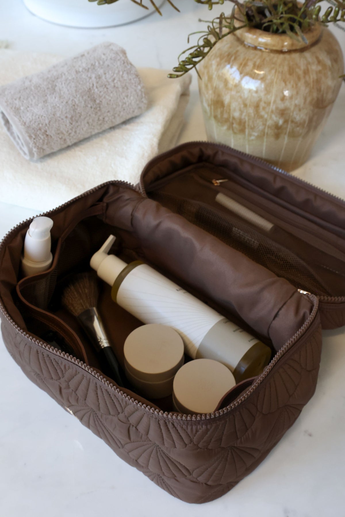 Toilettaske m. quiltet muslingemønster - Coffee - H17/L27/B17 cm