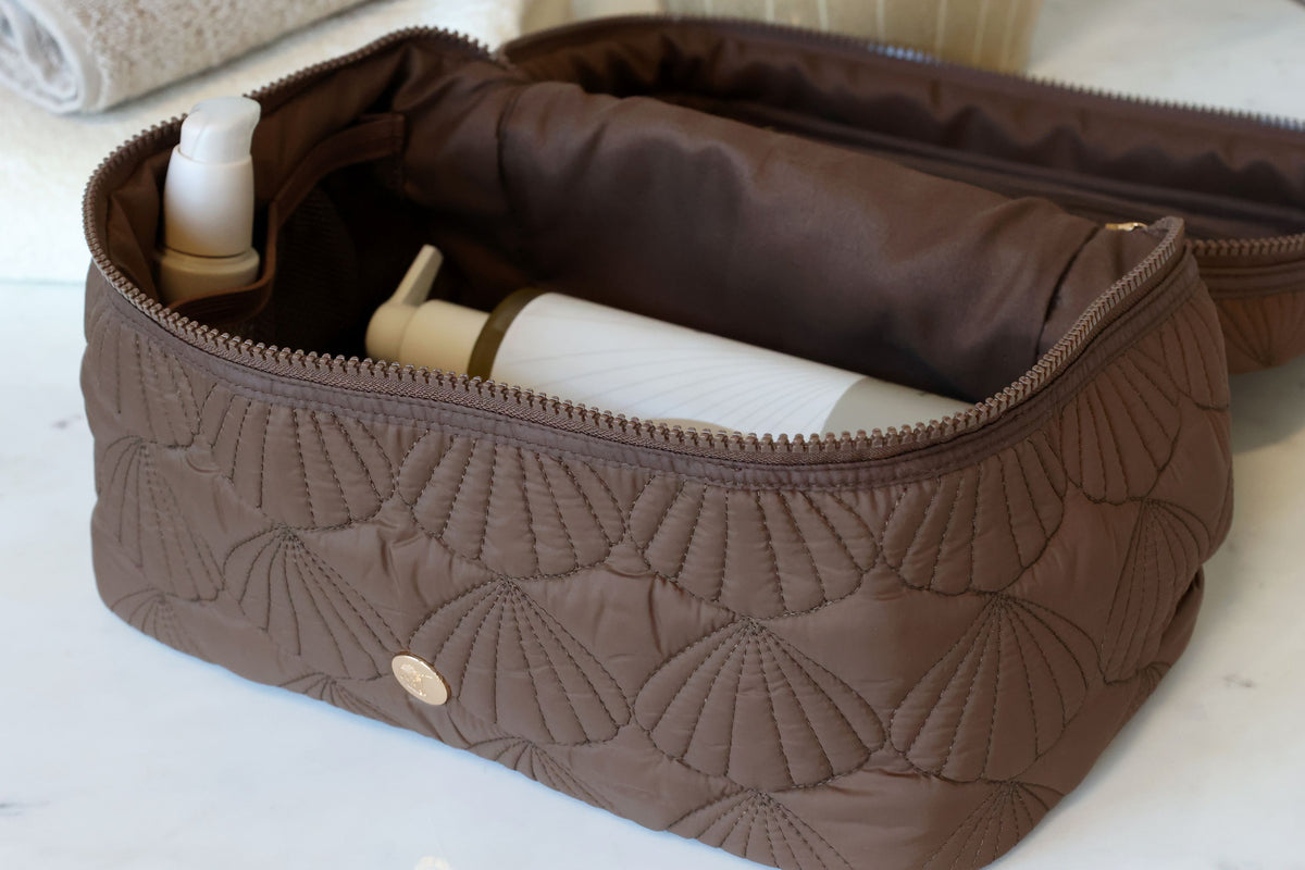 Toilettaske m. quiltet muslingemønster - Coffee - H17/L27/B17 cm