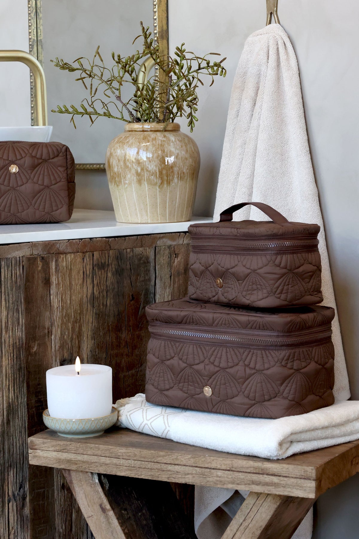 Toilettaske m. quiltet muslingemønster - Coffee - H17/L27/B17 cm
