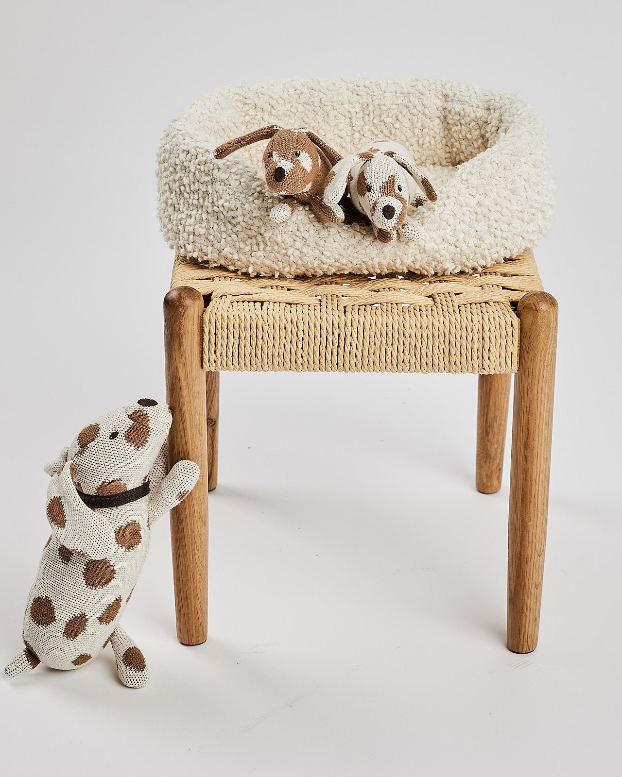 Hundekurv med strikkede hund og hvalpe