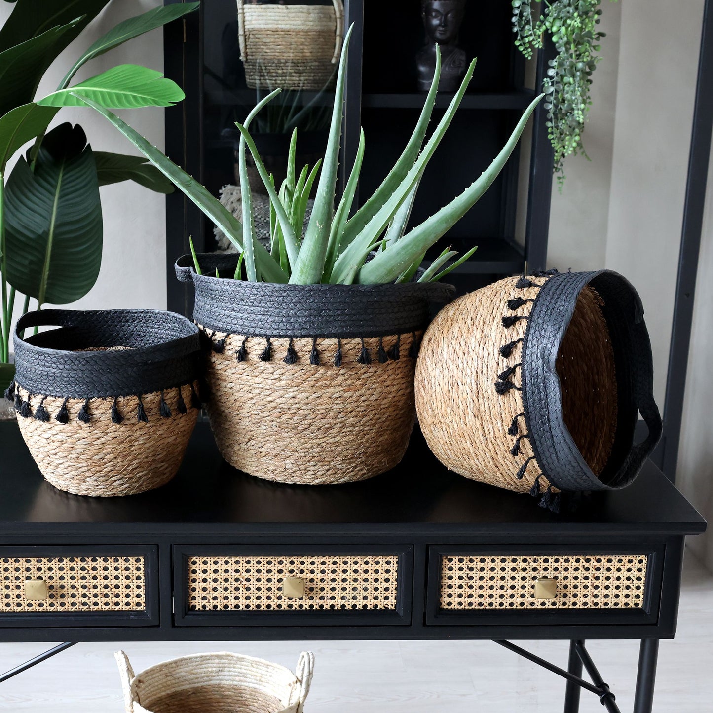 Kurv m. sorte frynser