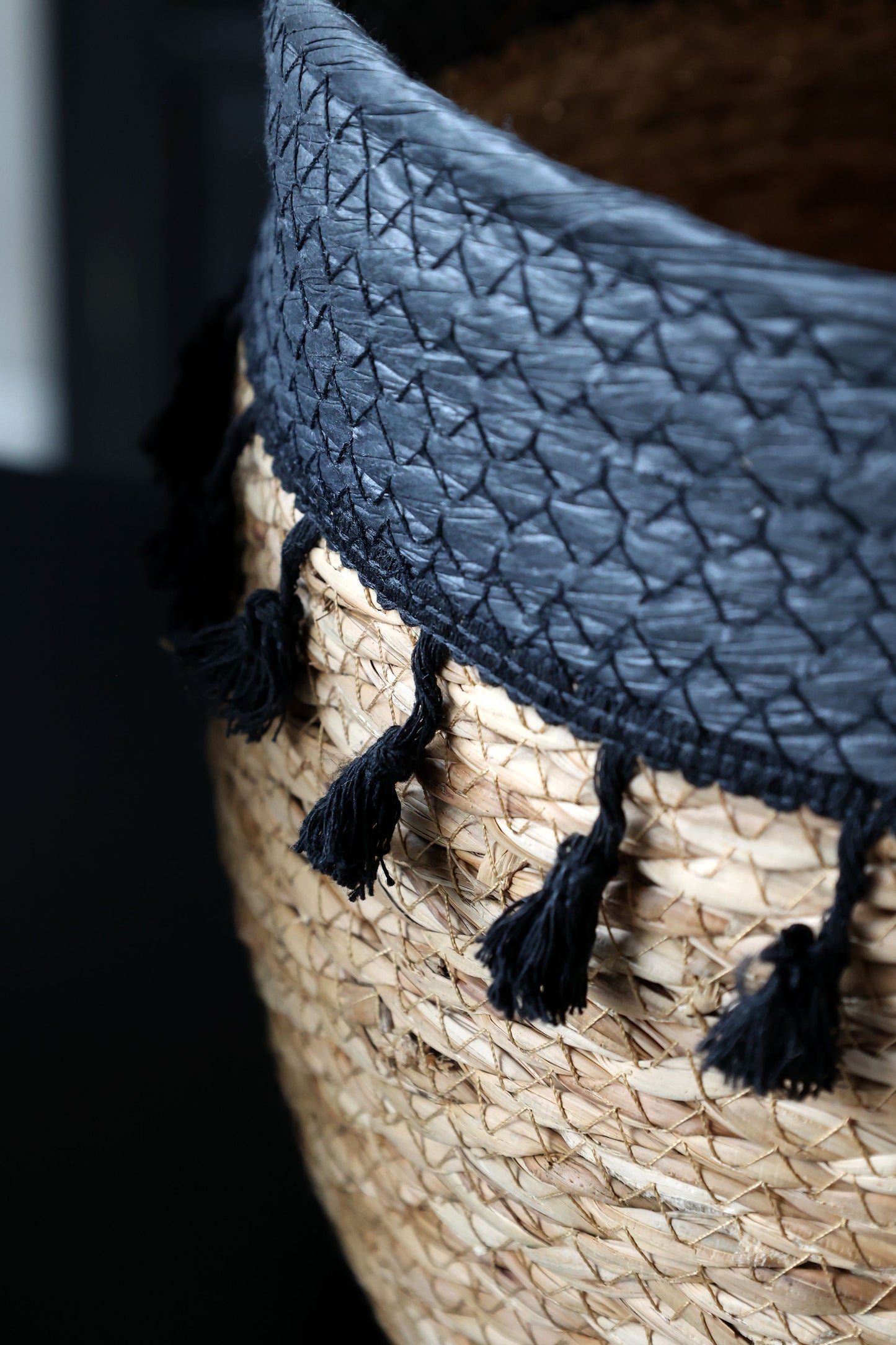 Kurv m. sorte frynser