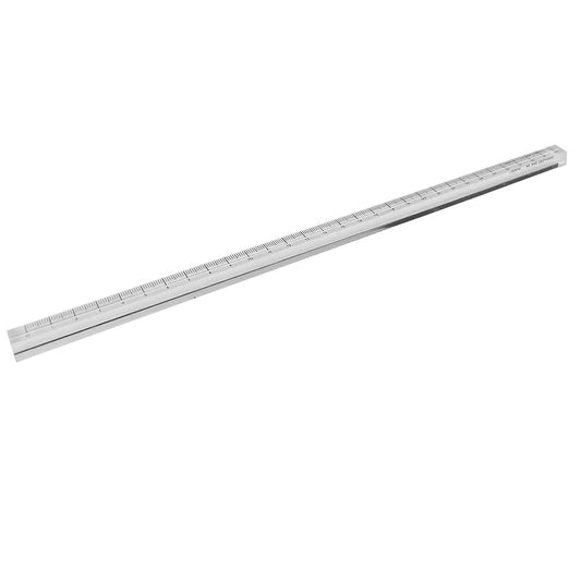 Transparent 30 cm lineal i slidstærk akrylplast med tydelig centimeterskala. Perfekt til skole, kontor, hobby og kreative projekter.